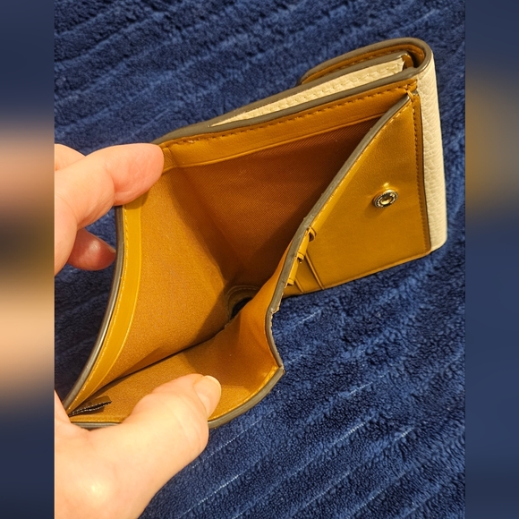 COACH GEORGIE SMALL PEBBLED LEATHER TRIFOLD WALLET IN CHALK WHITE - Picture 5 of 10